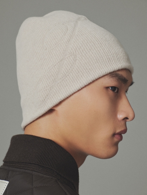 The J beanie