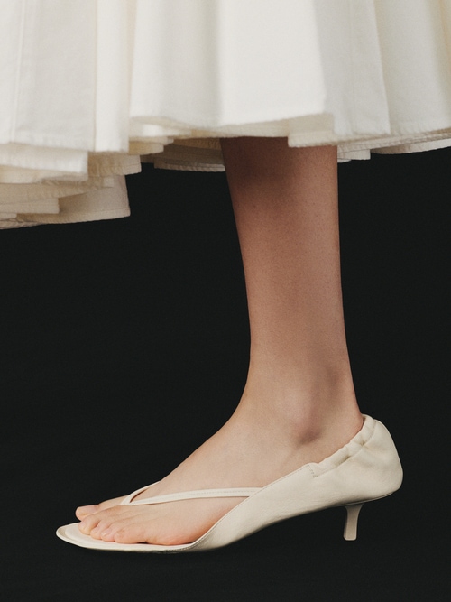 The low sandals
